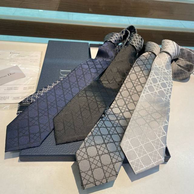 dior家新款领带 Dior男士蚕丝藤格纹领带 稀有展现精湛手工与时尚优雅理想选择，这款采用Do家经典且具有标志性的格纹领带，以同色调手法演绎的更显雅致风尚 让