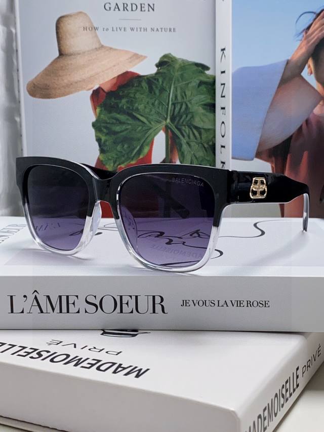 balencia巴黎世家 正品是单边镜腿Logo 但这款的工艺水准还是很高的，镜腿大B的Logo，独创呼吸网眼纹路设计~时髦又个性 巴黎世家潮流时尚界的领军大牌