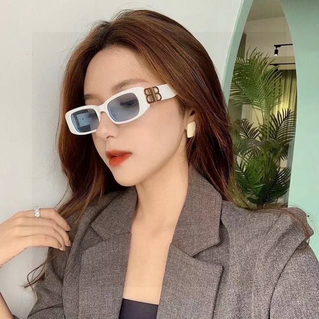 balenciaga 巴黎世家 你和女明星只差这副Balenciaga墨镜 这副真的太酷啦~ 好多时尚博主和网红的同款黑金配色一整个高级住了搭配任何衣服都Ok