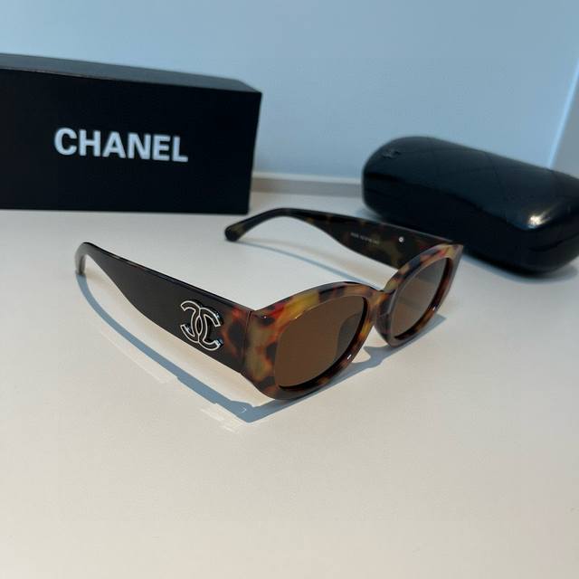 chanel香奈儿黑白熊猫墨镜 可甜可盐镜框特别修饰脸型！ 镜腿Logo还是熊猫的设计 黑白Logo特别好看