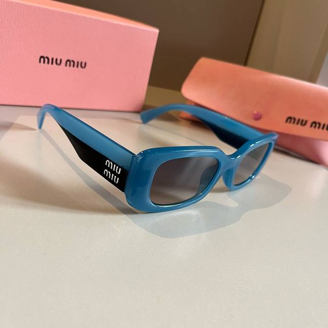 缪缪Miumiu太阳镜 黑白配Logo永远都是最完美的搭配。旅游拍拍拍一定要有的夏天墨镜