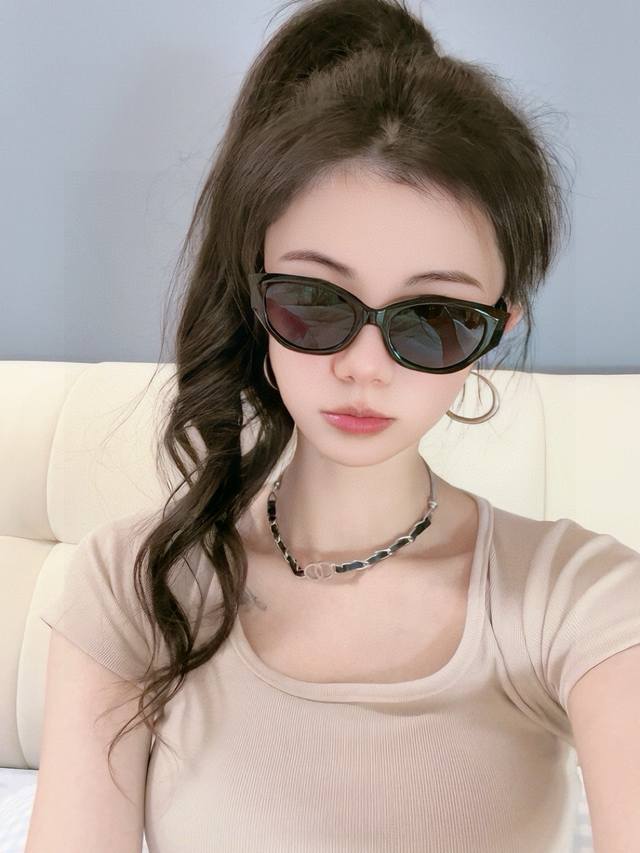 chanel太阳镜墨镜 经典小框设计，不挑脸型，无论搭配大衣还是连衣裙都非常显气质太阳镜预防紫外线 型号：Ch95802