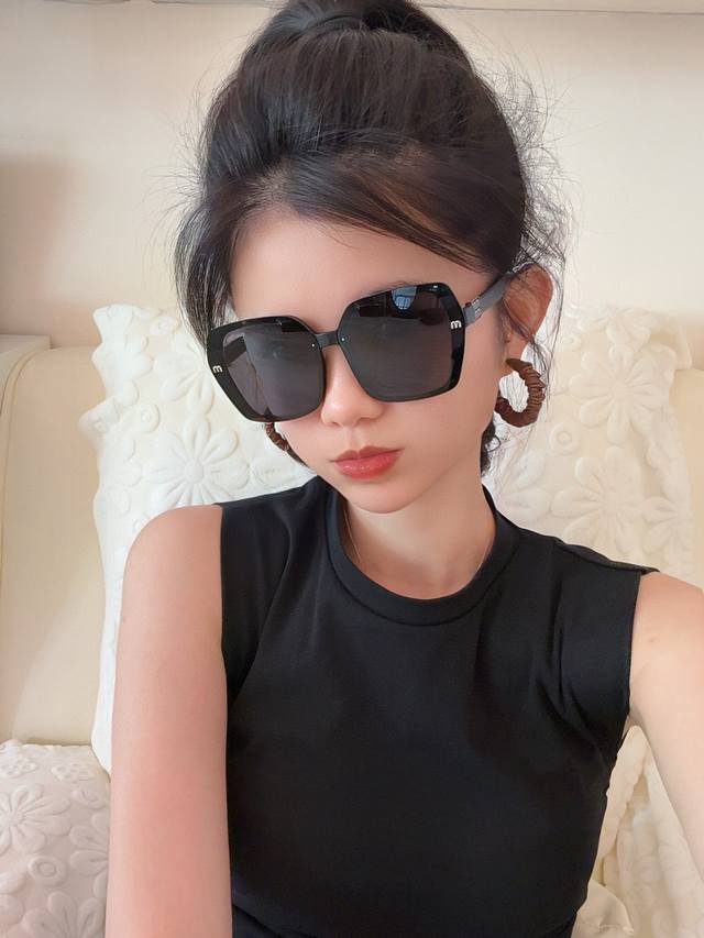 miumiu 缪缪2025开春新款闪耀新款璀璨登台 太阳镜潮品 精致个性设计简约时尚 专柜品质值得拥有 绝对潮爆 提升个人品味的时尚单品 型号：M4304