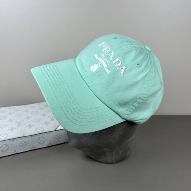 普拉达Prada 经典三角标棒球帽万能必留款 戴一万年都好看 日常刚需 颜色完美 帽型正点 简直谁戴都好看质量超赞 时尚百搭