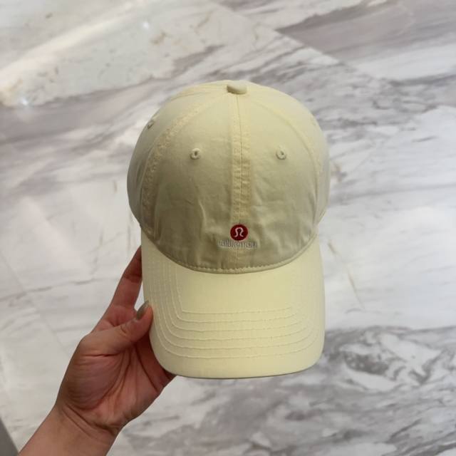 lulu Melon字母纯棉棒球帽，精致爱心小刺绣，可爱减龄，时尚达人潮搭单品！纯棉透气，四季可佩戴！质量超赞！