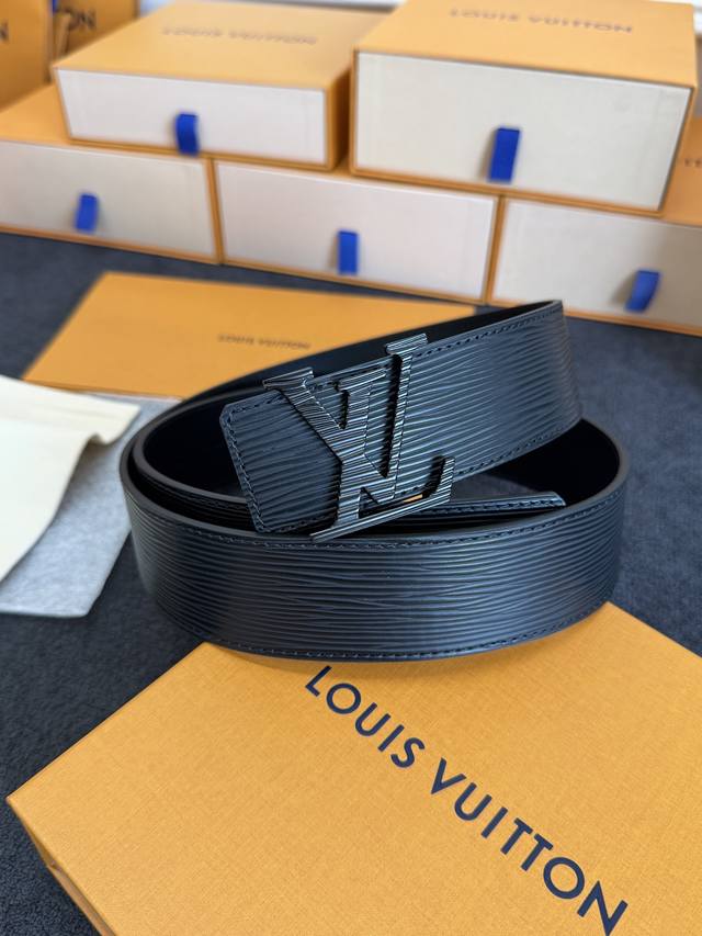 lv Shadow 腰带拥有 Monogram Shadow 皮革的经典风尚和素面皮革的内敛格调，以摩登笔触焕新男士衣橱