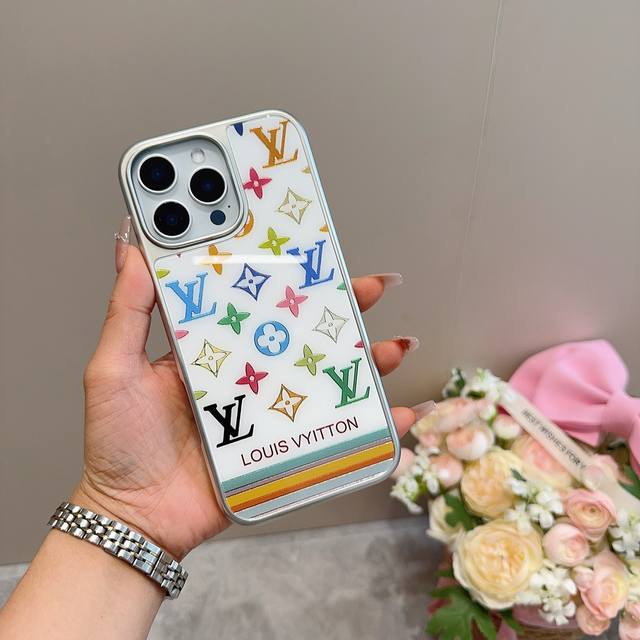 lv新品手机壳 新工艺鎏金工艺玻璃壳 电镀玻璃磁吸手机壳 型号：为了不出现报错型号，请打开本机查看手机设置显示的型号 Iphone16Pro Max 6.9 I