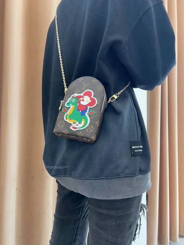 lv太阳花飞龙手机包，链条斜挎手机包，零钱包，可装1 2部手机及零钱 生活出门不需要带现金的时代，这个包完全可以满足你日常使用 简单方便时尚大方 今年夏天最火的