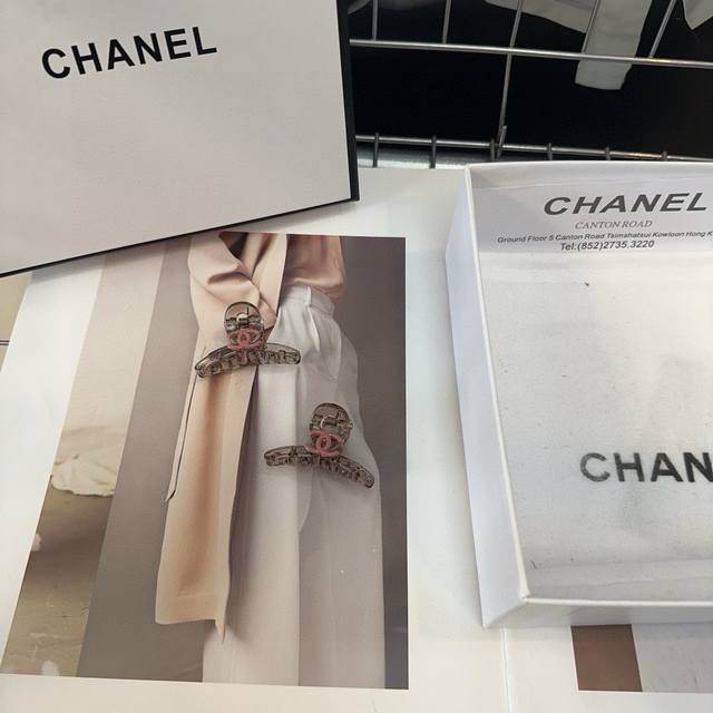 配包装盒 一对 Chanel 香奈儿 最新款小香小边夹刘海夹，时尚潮流，小仙女必备
