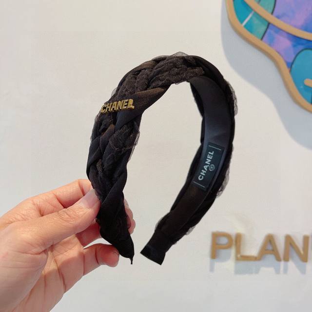 配包装 Chanel 香奈儿 最新款小香发箍，新品巨显脸小头箍，网红爆款推荐 搭配高端双ＣLogo ，超精致时尚百搭！