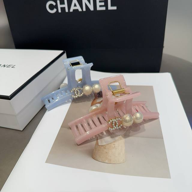 配包装盒 Chanel 香奈儿 最新款小香珍珠抓夹．超级好看！名媛范儿十足，小仙女必备