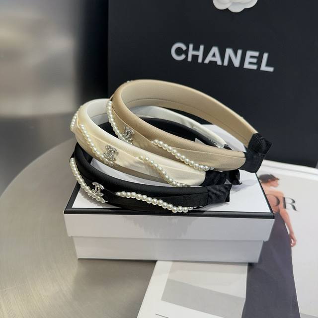 配包装盒 Chanel 香奈儿 最新小香珍珠发箍，时尚潮流，满满的质感，实物太好看了！小仙女必备
