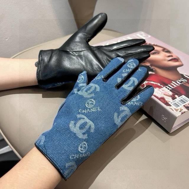 香奈儿新品短款牛仔布加羊皮手套，时尚机车手套，秋冬新品布内里，时尚上手超舒适柔软、百搭！集美女神必备配盒子码数Ml
