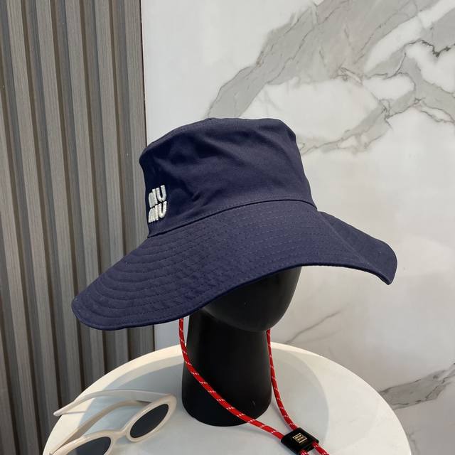 miumiu缪缪新款渔夫帽 ｜大帽檐 ～加大遮阳范围 品质细节都好到位 ～ 帽子一直都是日常搭配中离不开的单品，万年不过时的渔夫帽，此款Miu家的 一直都备受大