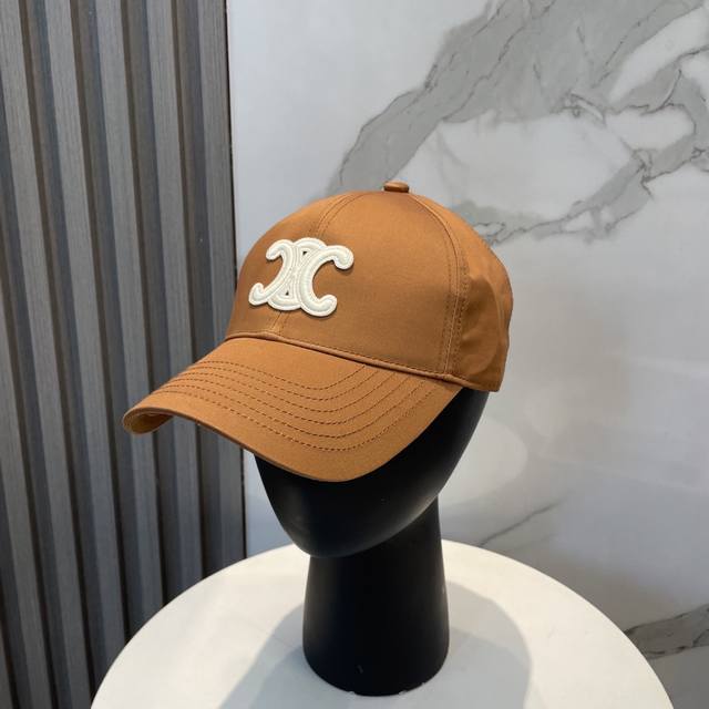 爆款Celine 赛琳 官网代购版本。 原版1:1 定制！ 简约字母明星同款最新棒球帽，时尚潮流，高端做工！每一个帽子都是用心之作！非一般的品质，男女均可。 C