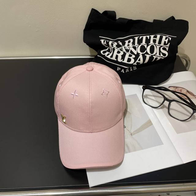 louivuittonlv 春夏新款专柜新款路易威登家刺绣棒球帽，简单大方 男女通用遮阳帽，男女通用