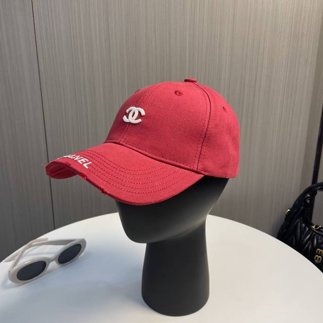 chanel香奈儿 新款简约刺绣Logo棒球帽，新款出货，大牌款超好搭配，赶紧入手！