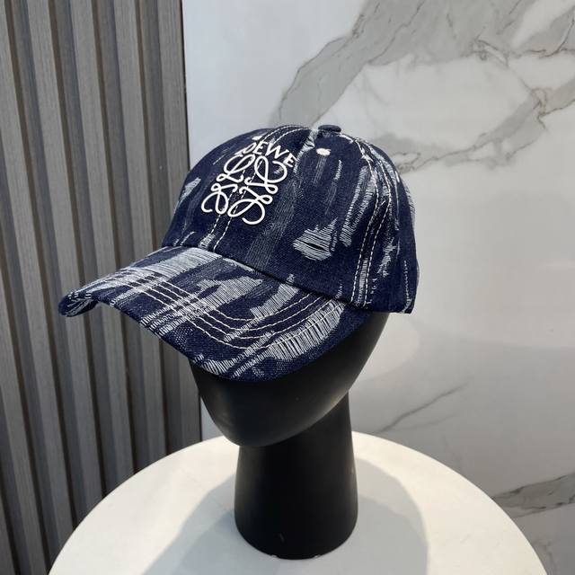 loewe罗意威 新款 水洗做旧牛仔布棒球帽 新推出洗水牛仔系列，休闲百搭 衣橱搭配神器