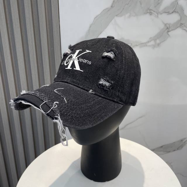 ck新款 水洗做旧破洞牛仔布棒球帽 新推出洗水牛仔系列，休闲百搭 衣橱搭配神器