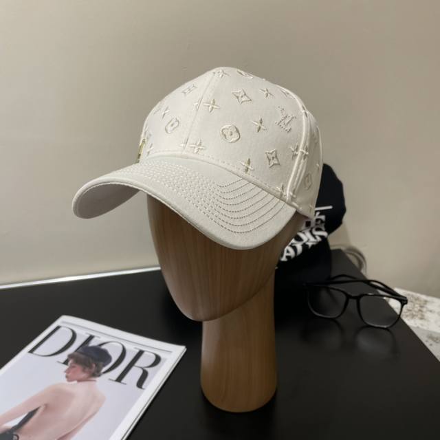 路易威登棒球帽Louisvuitton新款Lv棒球帽，重工打造完美刺绣，高端大气，百搭款男女通用！