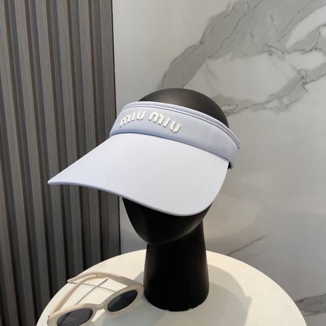 miumiu缪缪 夏日冰丝空顶帽 空顶防晒帽不耽误扎马尾~ 冰丝面料实用又好看！ 大帽檐的设计能有效的阻隔紫外线 多色可选