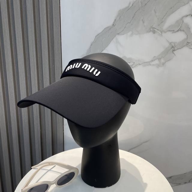 miumiu缪缪 夏日冰丝空顶帽 空顶防晒帽不耽误扎马尾~ 冰丝面料实用又好看！ 大帽檐的设计能有效的阻隔紫外线 多色可选