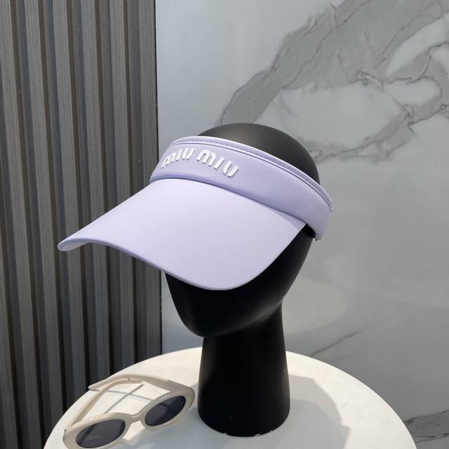miumiu缪缪 夏日冰丝空顶帽 空顶防晒帽不耽误扎马尾~ 冰丝面料实用又好看！ 大帽檐的设计能有效的阻隔紫外线 多色可选