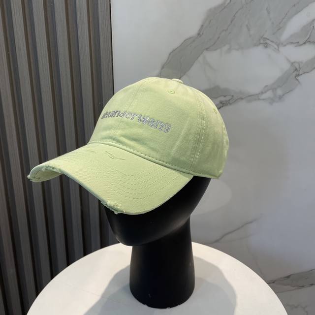 alexander 大王 新款渐变色棒球帽 需要一顶颜色鲜艳的棒球帽 水洗的质感非常好 男女都适用~