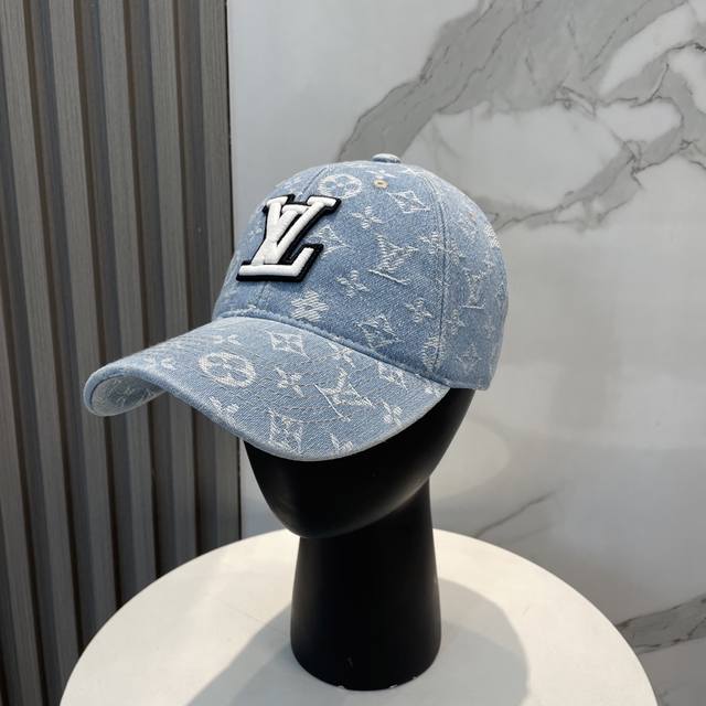 lv路易威登新款牛仔棒球帽 洗水牛仔风街头风十足 更符合现在时尚小哥哥小姐姐的Style，机场街拍超飒！