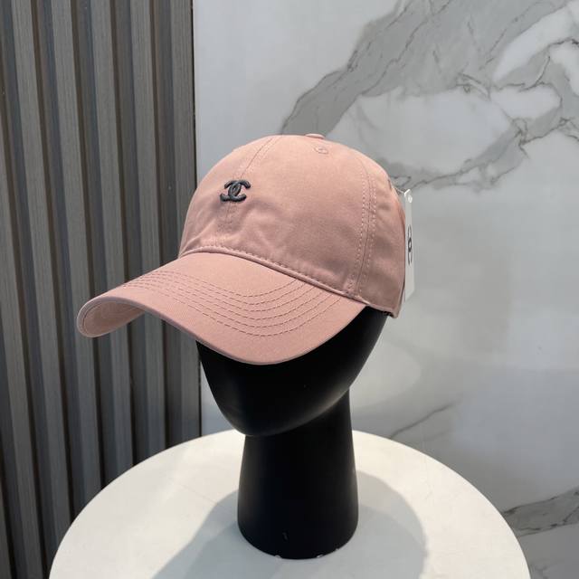 chanel香奈儿 新款简约刺绣Logo棒球帽，新款出货，大牌款超好搭配，赶紧入手！