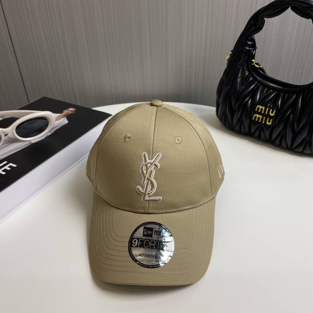 ysl圣罗兰 专柜同款原单 字母刺绣棒球帽 韩系风 一款简单休闲风的棒球帽 是牛仔的款式 减龄百搭 适配度很高！ 简单随性~ 字母刺绣部分也很精细 出街拍照拗造
