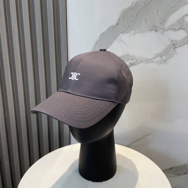celin* 赛琳Ss新款凯旋门绣花棒球帽帽型完全按照定做。凯旋门图案章仔区别市面版本，大小及圈圈毛质感全部还原。五金调节扣开模定做有Logo标。定做帽子内里L