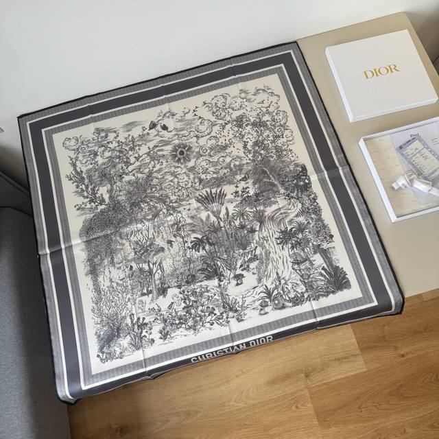 dior丛林手绘方巾 Size：90X90Cm 材质：100%真丝 热带丛林的神秘、野生动物们的悠哉自在 一笔一画的匠心艺术品！