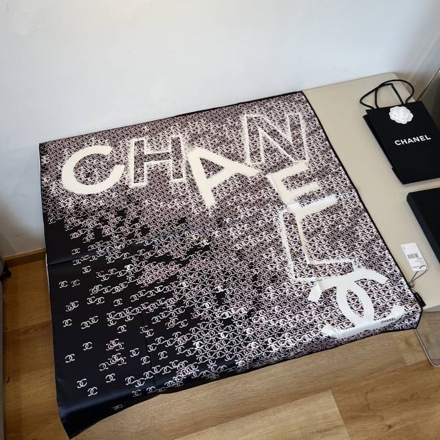 新款小香 Chanel字母 美翻了[流泪]御用殿堂级极品经典元素图案设计风格美丽至极 真的 上身极为衬肤色 百搭 好看不好看自己看吧 尺寸90X90Cm 100