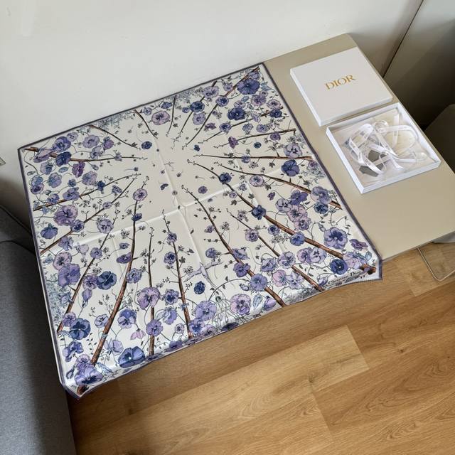 迪奥新抹放巾 Dior花卉方巾 美翻了[流泪]御用殿堂级极品经典元素图案设计风格美丽至极 真的 上身极为衬肤色 百搭 好看不好看自己看吧 尺寸90X90Cm 1