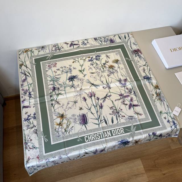 dior新款真丝方巾 花卉系列 生机盎然 这款方巾饰以Dior Herbarium图案印花，致敬 Dior先生对植物的热爱。从Dior档案汲取灵感，彰显生动美丽