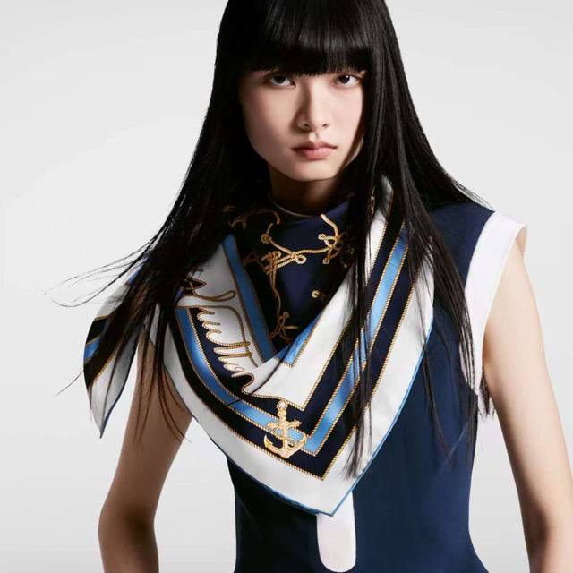 lv新款方巾 Lv Cordage 桑蚕丝方巾将 Monogram 花卉、字母和品牌标识化为船舶缆绳的系结和盘绕，以船锚元素彰显航海风潮，为经典设计注入优雅诗意