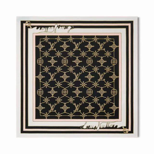 lv新款方巾 Lv Cordage 桑蚕丝方巾将 Monogram 花卉、字母和品牌标识化为船舶缆绳的系结和盘绕，以船锚元素彰显航海风潮，为经典设计注入优雅诗意