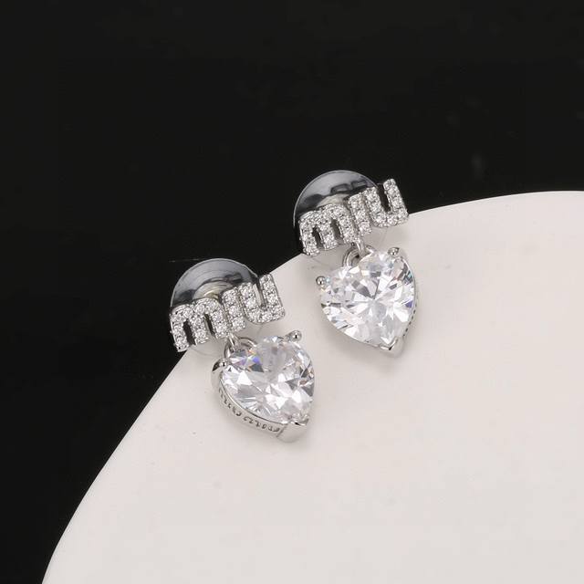 miu Miu 缪缪 新款 施华洛世奇 水晶 满钻心桃耳钉 耳环 原版材质 纯银针 手工镶嵌水晶造型 质感饱满又细致！仿若无物、煜煜生辉、简洁优雅又存在感十足～