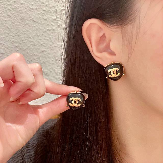 香奈儿珍珠爱心双C耳钉