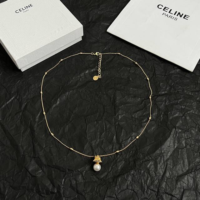 celine 赛琳 项链 一直是简约时尚界的标杆大胆的设计 百看不厌搭配起来更Fashion 长度：62厘米
