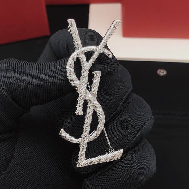 编号Yxz0034 Yvessaintlauren*最新款银色麻花胸针 一致Z批黄铜材质