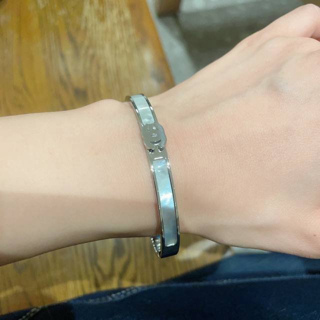 新款香奈儿Chanel贝母厚实精钢保色手镯超重工Bling Bling，颜色搭配得非常好高级感 女神气质高端 精钢材质不过敏不褪色。一比一精美工艺，经典至极的魅