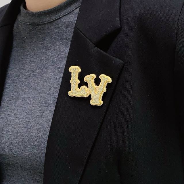 louis Vuitton 路易威登 专柜新款镶满钻字母小珍珠金色胸针，Lv是最懂女人的饰物。那些倾注了全部心血去做自己的女人，往往更珍惜胸针的意义。Lv女士把