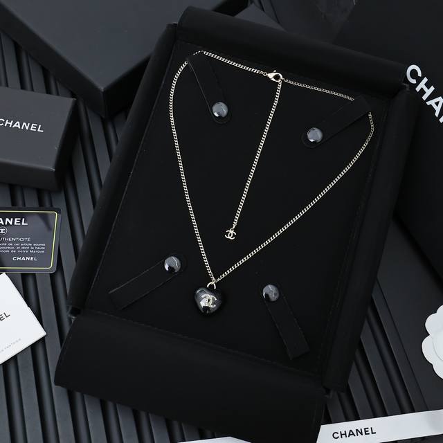 chanel黑色桃心项链、复古黑色桃心造型、超级吸睛的黑色桃心、上身佩戴非常好看而且有特色、酷酷的甜甜的辣妹风~