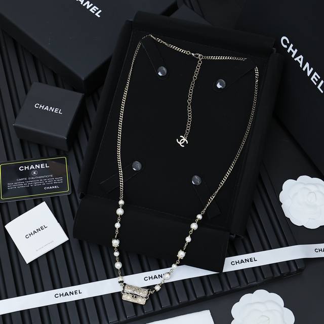 chanel菱格纹Cf包包黑色珐琅字母珍珠腰链，也可当长链佩戴 拿到手会被惊艳到的美貌值得收藏白色细闪菱格纹包包十黑色珐琅花边简直可爱到不行谁戴谁好看系列