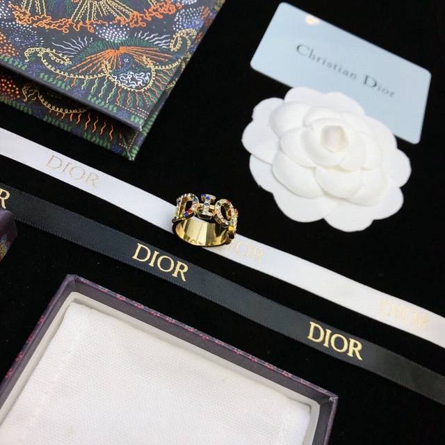 dior迪奥 新款 Cd戒指 现货即发 爆款随时断时尚造型设计 很漂亮 专柜材质