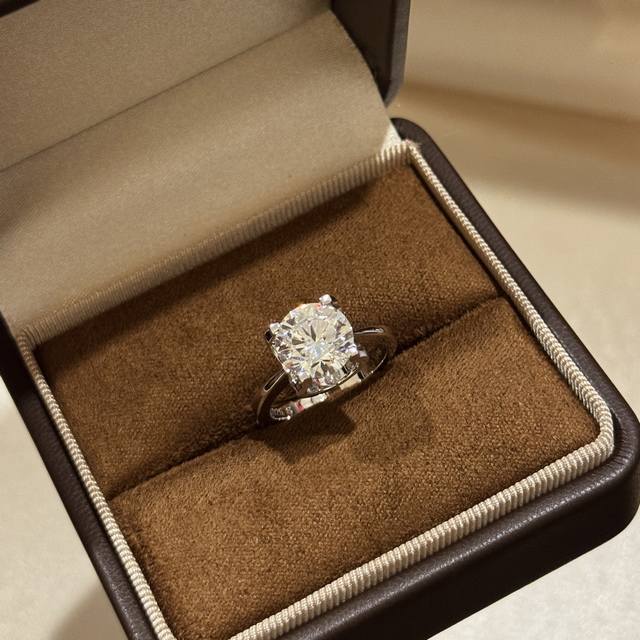 a4125 仿真钻 卡家 经典婚戒 牛角 三克拉 钻石 戒指 Bling Bling 闪耀 优雅个性美丽 时尚款怎么戴怎么美奢侈精致 爆款 678码数齐 电镀厚