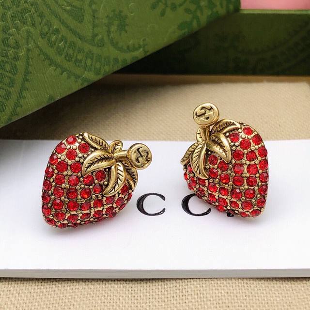编号Ged0104 古驰 Gucci草莓珐琅耳钉发夹刻有复古金色饰面 大体颜色采用红色珐琅 层次丰富