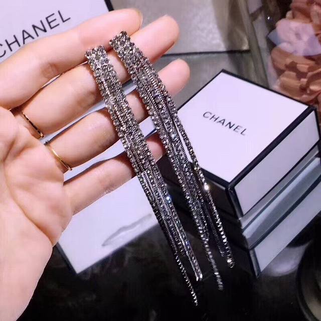 chanel香奈儿 长条流苏须须Chanel耳钉 耳坠 热销款 市面最高版本！专柜1:1款式开模 专柜原版同亚金材质！小香经典Logo镶钻香奈儿耳吊 女神必备
